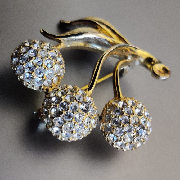 Vintage Dazzling Cherry Bunch Brooch - Picture 10 of 16